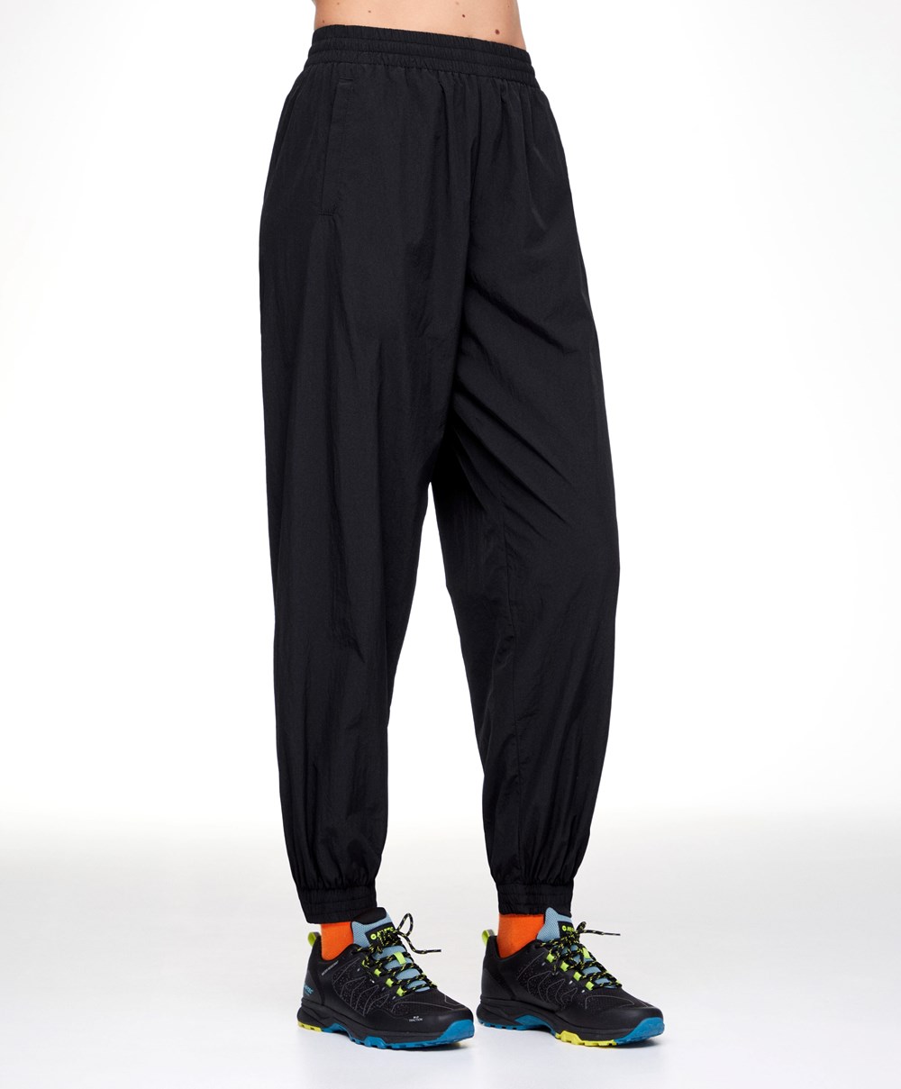 Oysho Vizi-repellent Joggers Fekete | EZJICR-594